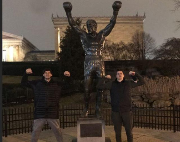 Marjanović i Jokić pred statuom Rokija Balboe!
