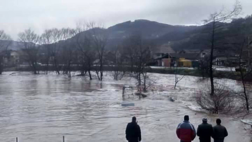 Srbija: Noć protekla mirno, voda se povlači