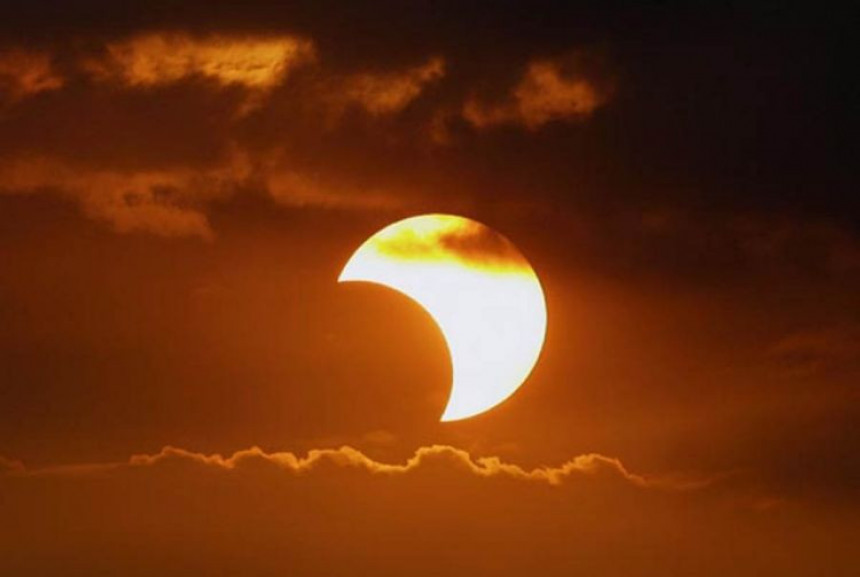 Na hiljade ljudi prati pomračenje Sunca u Indoneziji