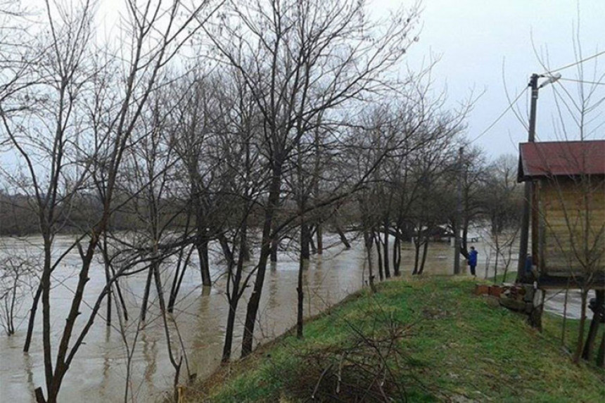 Раст водостаја, заплављене куће