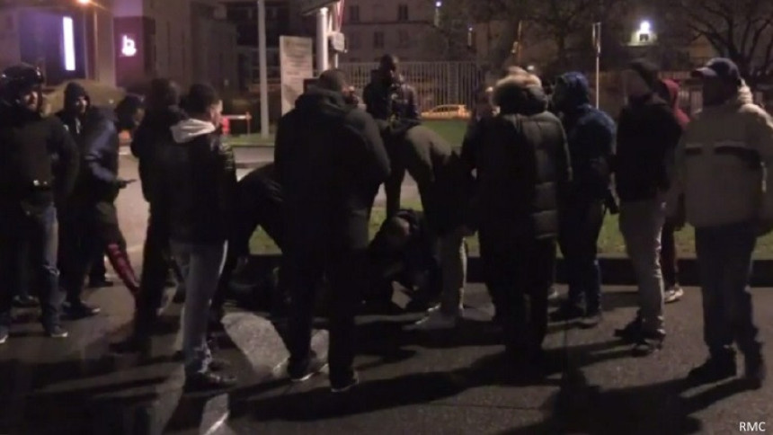 Видео: Хаос на "дочеку" ПСЖ-а, Мота аутом ударио навијача!