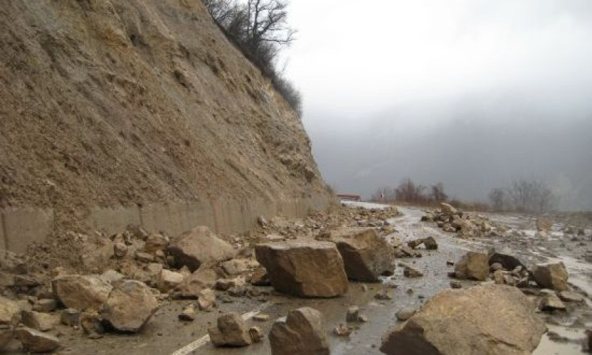 Otežan saobraćaj Lopare i Čelić