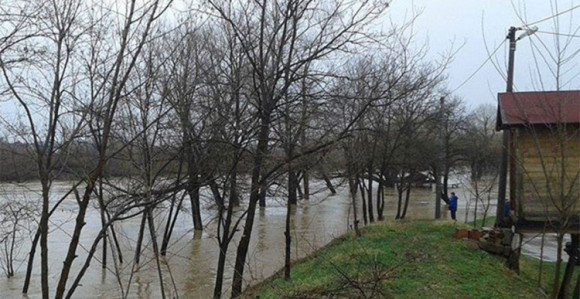 Rast vodostaja, zaplavljene kuće