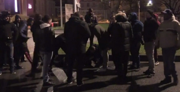 Video: Haos na "dočeku" PSŽ-a, Mota autom udario navijača!