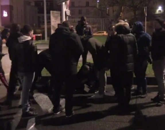 Video: Haos na "dočeku" PSŽ-a, Mota autom udario navijača!