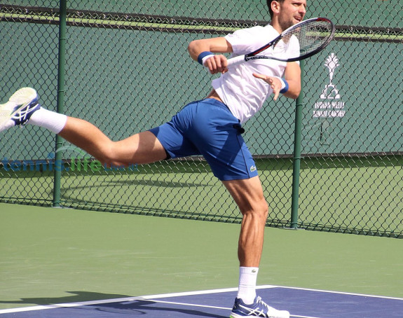 Video: Novak se zagreva! I to bez "rukava"!