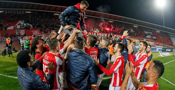 Милојевић на рукама играча!