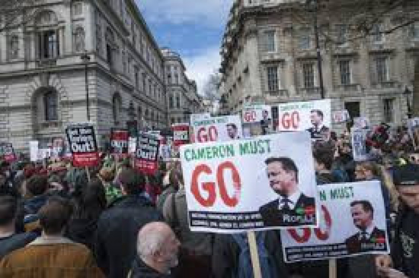 Демонстранти траже оставку Камерона