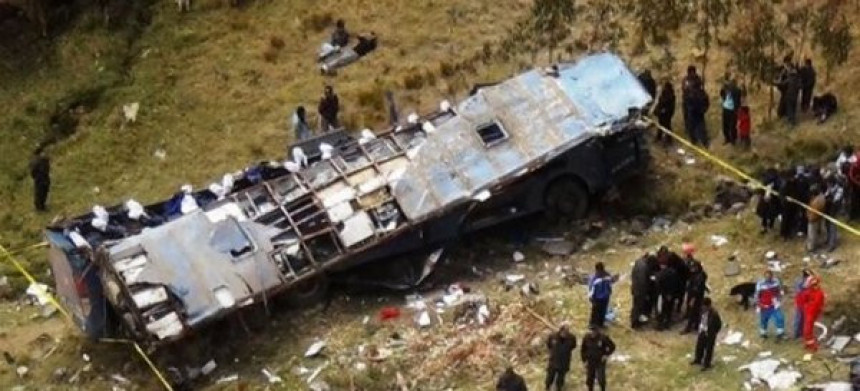Перу: Аутобус пао у ријеку, 23 мртва 