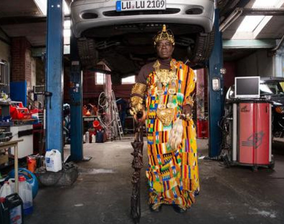 Kralj koji radi kao automehaničar