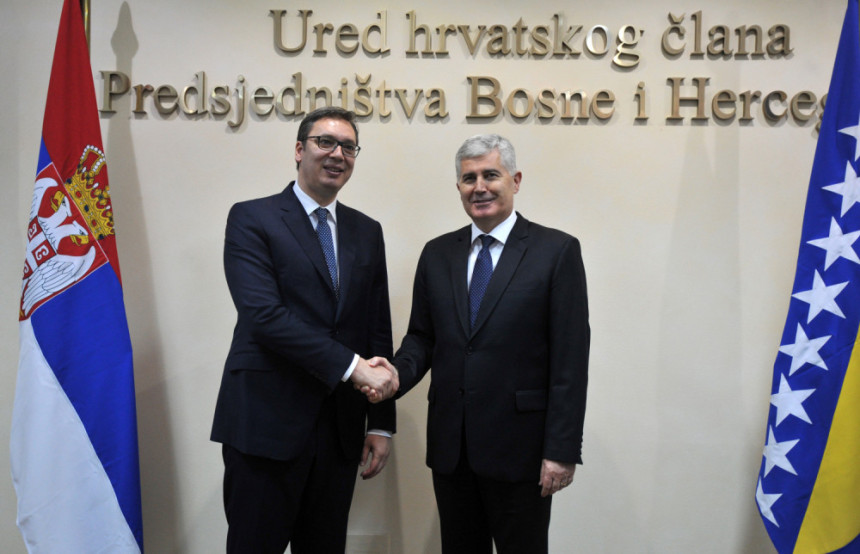 Čović poklonio sliku Vučiću