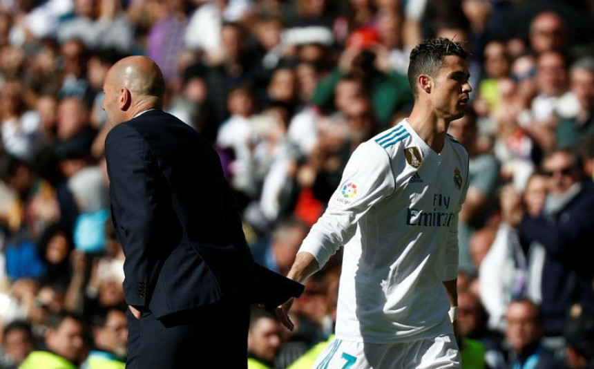 Ronaldo se durio zbog izmjene, Zidan spušta loptu!