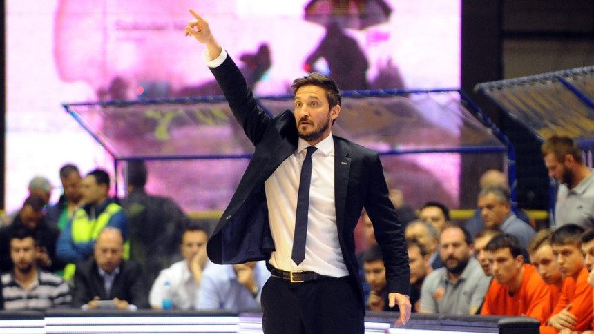 Poceko baš zna kako se živi...! E, to je trener!