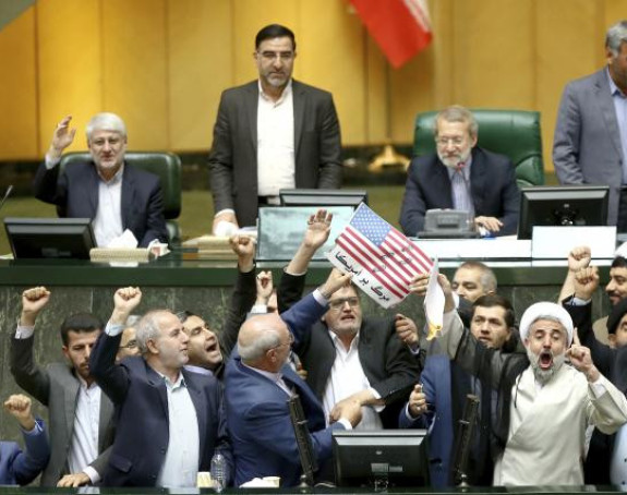 Poslanici zapalili američku zastavu