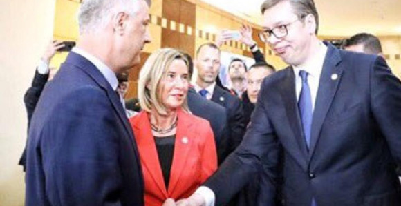 Hladno rukovanje Vučića sa Tačijem