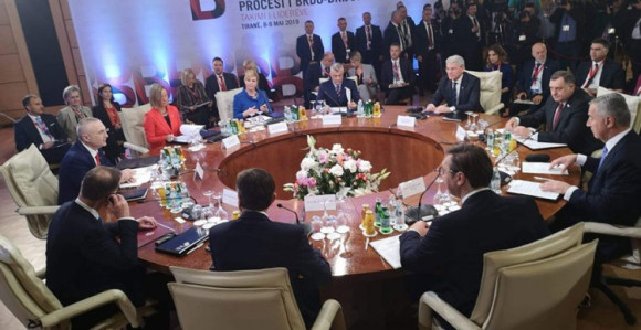 Svi za dogovor, a niko ni sa kim 