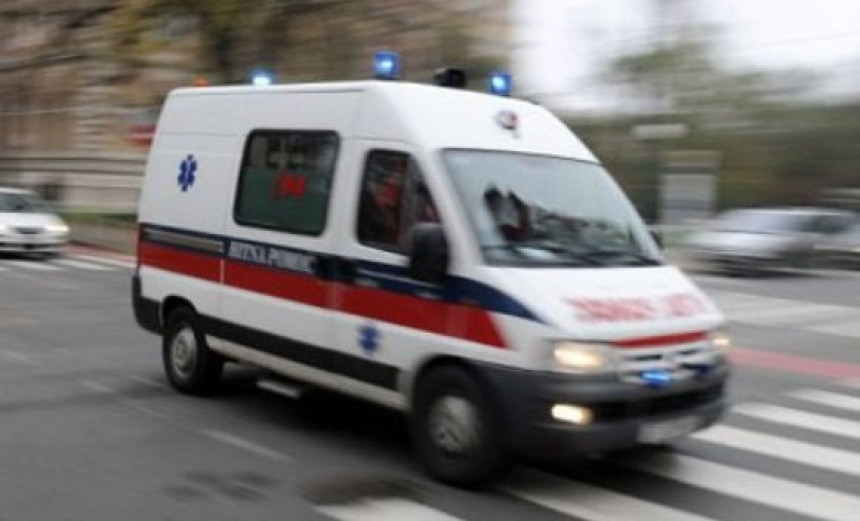 Automobilom udario momka i djevojku