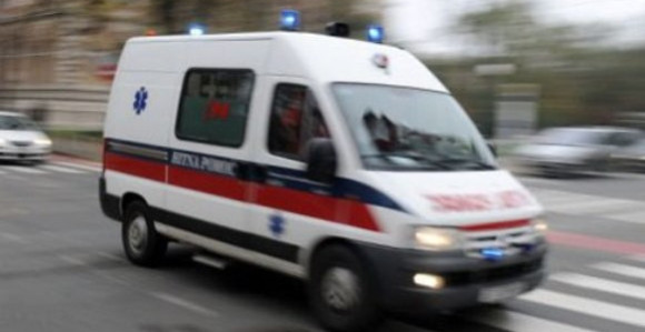 Automobilom udario momka i djevojku