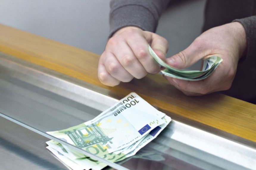 Sveštenik našao torbe pune blaga