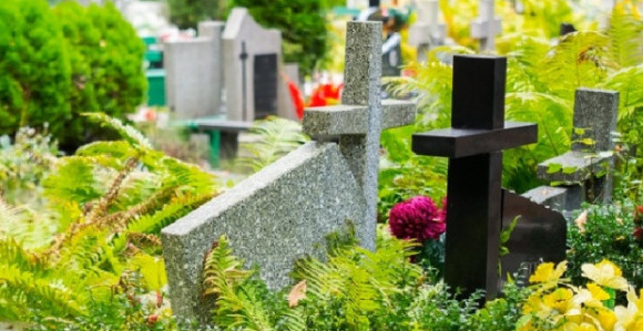 Vandalski čin na groblju u Kaknju