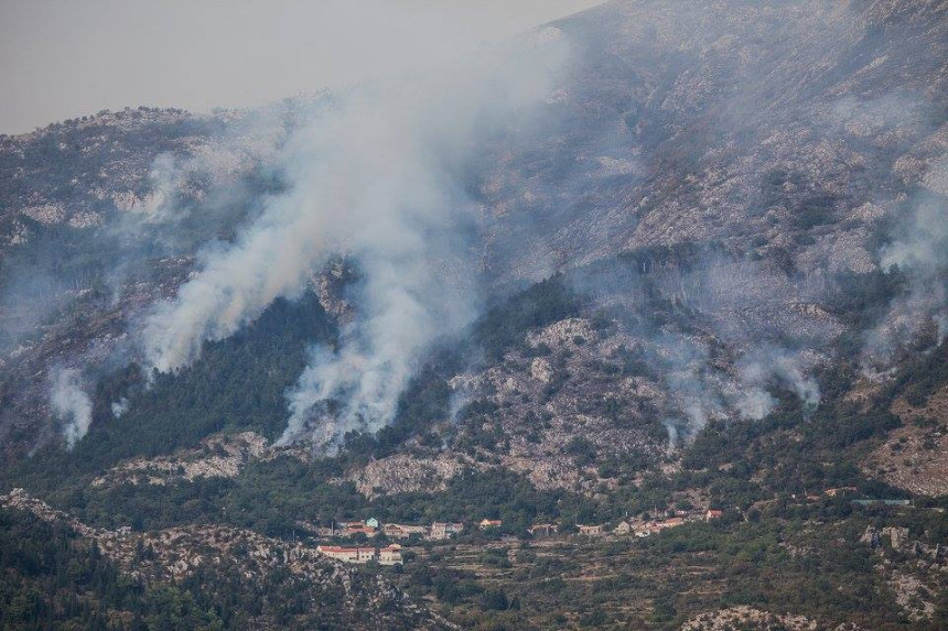 CG: Vatrogasci odbranili kuće