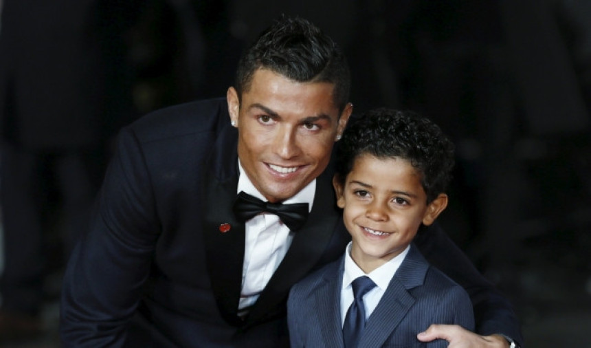 Video: Kako i zašto Ronaldo kupuje djecu?!