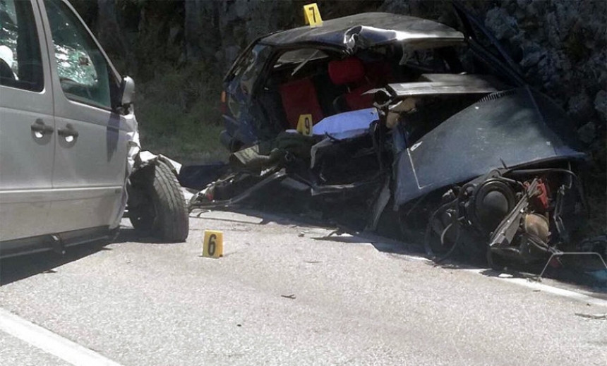 Stravičan udes: Poginuo vozač