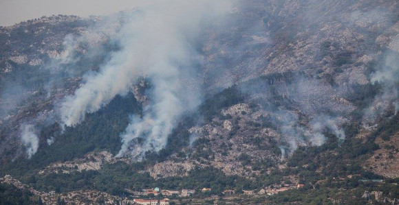 CG: Vatrogasci odbranili kuće