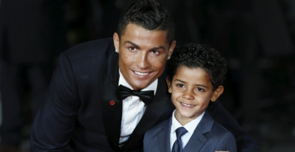 Видео: Како и зашто Роналдо купује дјецу?!