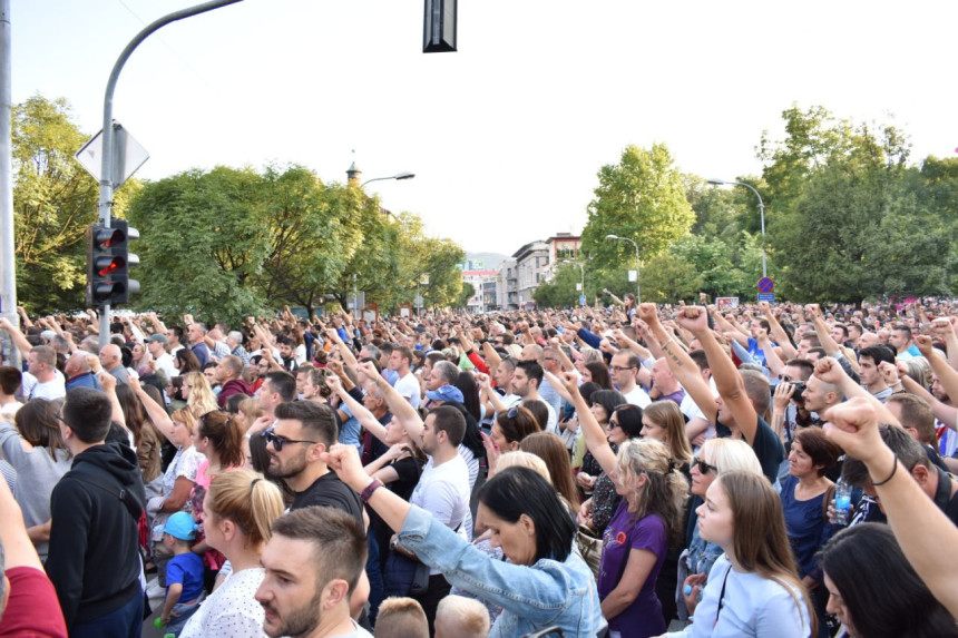 Srpsku su srozali oni koji je vode