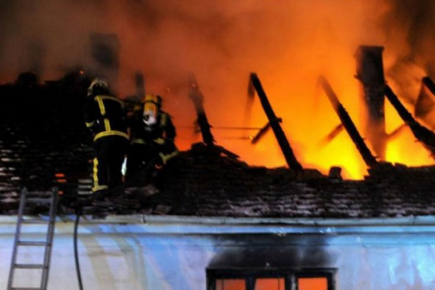 Lopare: Grom zapalio krov kuće