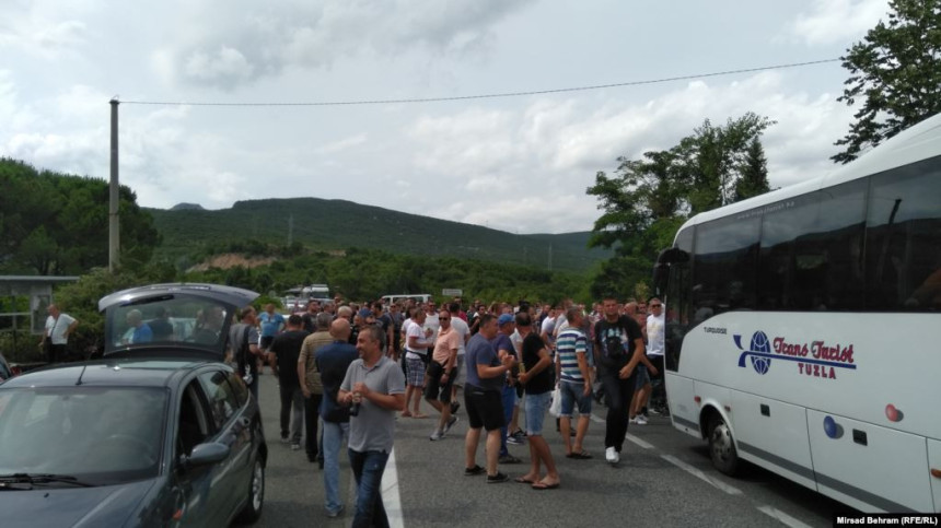 Radnici Aluminija blokirali put