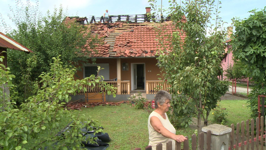 Grom zapalio krov kuće u Bijeljini