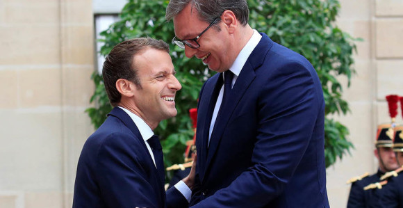 Makron u Srbiju stiže iz Rusije