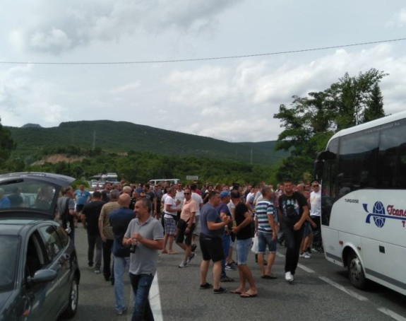 Radnici Aluminija blokirali put 