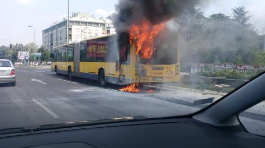 Zapalio se autobus, svi putnici pobjegli