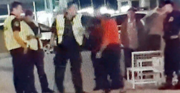 Policajac udarao muškarca  
