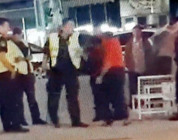 Policajac udarao muškarca  