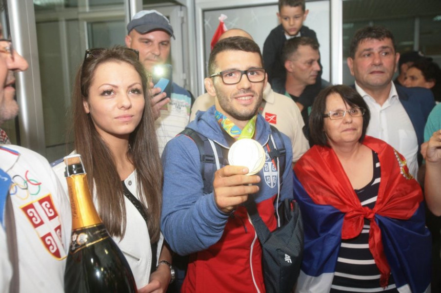 Davor Štefanek zaprosio djevojku na prijemu u njegovu čast!