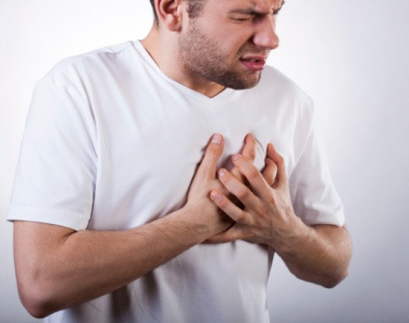 Snažan bol u grudima najava srčanog udara