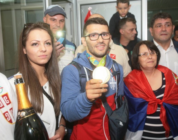 Davor Štefanek zaprosio djevojku na prijemu u njegovu čast!