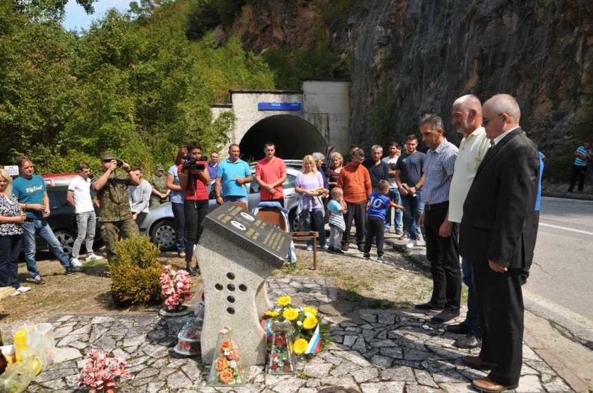 Свијеће на спомен-обиљежју 