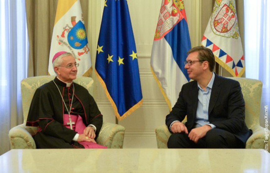 Papa pozvao Vučića da posjeti Vatikan