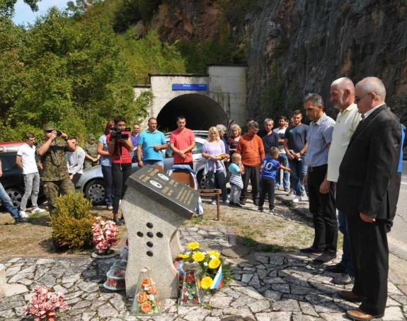 Svijeće na spomen-obilježju 