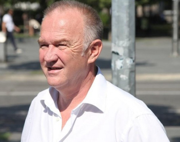Strane diplomate pritišću Čavica