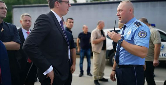 Haos: Policija zaustavila Vučića