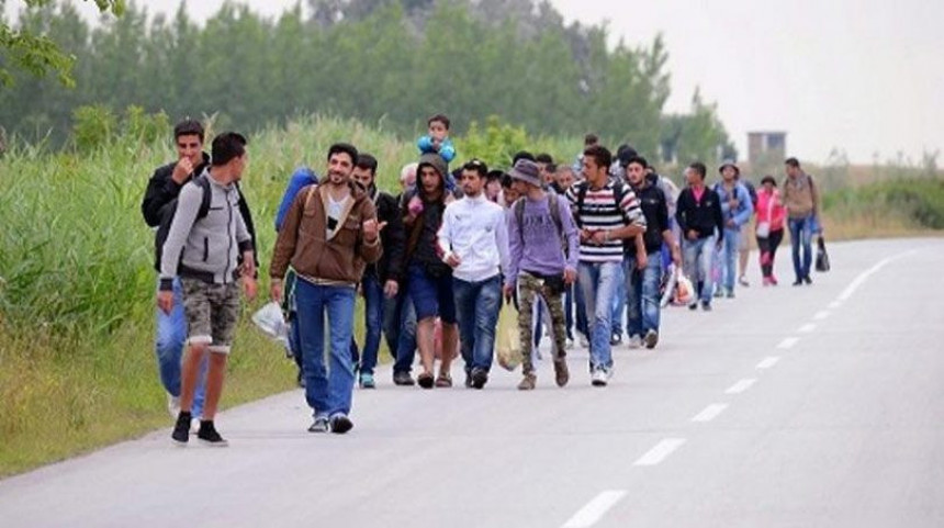 Hiljade migranata čeka pred granicom BiH