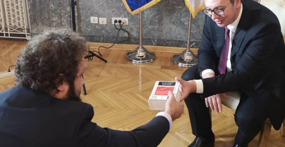 Novinar Vučiću poklonio rječnik albanskog jezika