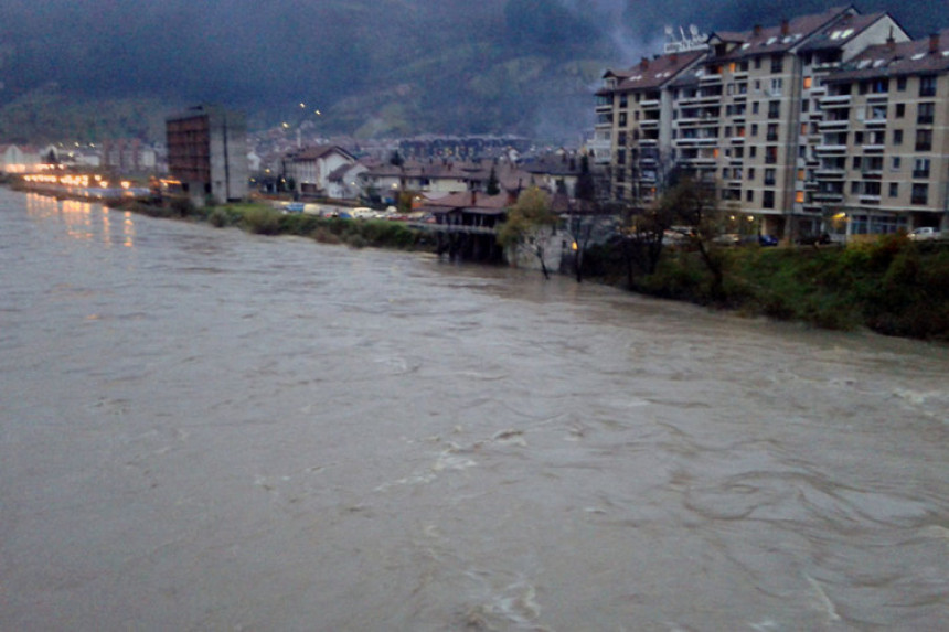 Фоча: Водостај Дрине опао, киша не престаје