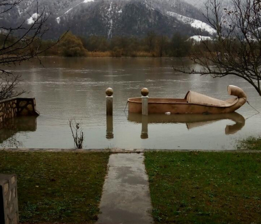 Вода мјерка куће крај Зворничког језера